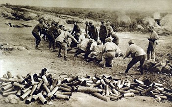 Première Guerre Mondiale. Sur le front de la Somme, entre deux attaques, lutte à la corde entre Français et Anglais (1916)