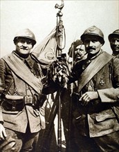 Première Guerre Mondiale. Le fanion du 1er chasseur décoré de la fourragère et de la croix de guerre en Picardie (1916)