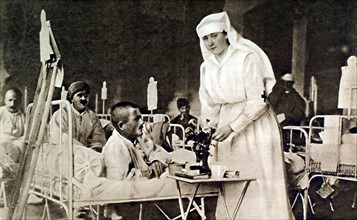 Première Guerre Mondiale. La princesse Marie de Roumanie soignant les blessés dans le palais royal de Bucarest