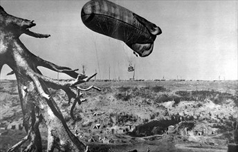 Première Guerre Mondiale. Ballon observateur au-dessus du Front de Picardie (1916)