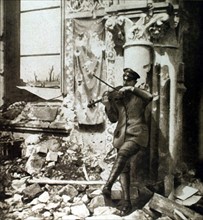 Première Guerre Mondiale. Un officier allemand, gaucher, jouant du violon dans l'église démolie de Combles