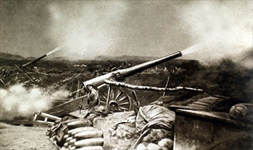 Première Guerre Mondiale. Devant Douaumont, pièces de 155 en plein tir (1916)
