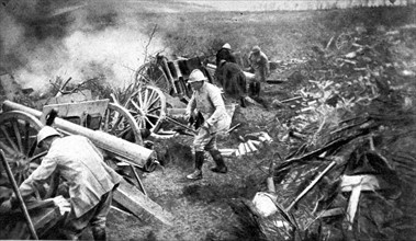 Première Guerre Mondiale. Devant Douaumont, batterie de 75 exécutant un tir de barrage (1916)