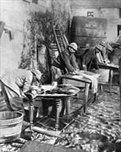 Première Guerre Mondiale. Soldats au repos lavant du linge au faubourg de Belleville près de Verdun