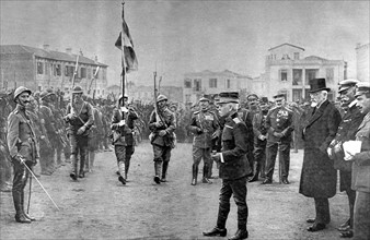 Première Guerre Mondiale. La présentation du drapeau aux troupes grecques de Salonique prêtes à partir pour le front