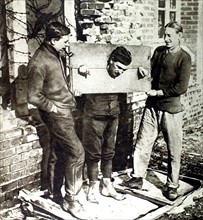 Première Guerre Mondiale. Dans un village évacué par les Allemands, les soldats ont trouvé cette cangue (1918)