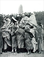Dans la lande de Riec-sur-Belon, le serment pour la paix sur le glaive du roi Arthur (1927)