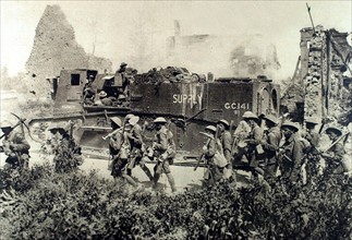 Première Guerre Mondiale. Tank de ravitaillement montant en ligne (1918)