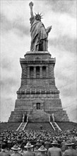 Première Guerre Mondiale. Au pied de la statue de la Liberté, le capitaine Bealey harangue une assistance d'officiers et de soldats (1918)