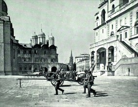 A Moscou, soldats de l'armée rouge faisant l'exercice dans la cour déserte du Kremlin (1921)