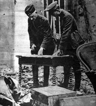 Première Guerre Mondiale. A la seconde bataille de la Marne, un général américain travaille sous les obus avec son chef d'état-major