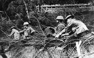 Première Guerre Mondiale. Canadiens tendant des fils de fer barbelés sur le front de la Somme