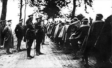 Première Guerre Mondiale. Les généraux canadiens Mewburn et Currie en visite sur le front britannique