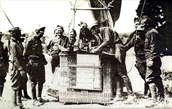 Première Guerre Mondiale. Pendant la 2ème bataille de la Marne, aéronautes américains prêts à prendre leur vol.