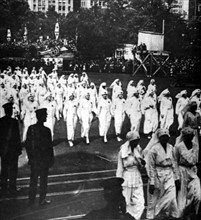 Première Guerre Mondiale. Revue des dames de la Croix-rouge, enrôlées comme infirmières dans l'armée américaine, à New York
