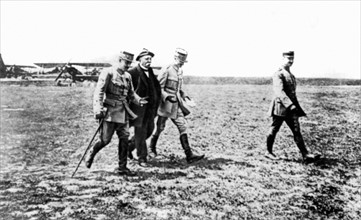 Première Guerre Mondiale. M. Clemenceau, président du conseil, visite les escadrilles de combat