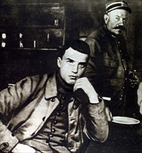 Première Guerre Mondiale. Après le raid sur Paris des "Gothas" allemands, arrestation d'un aviateur allemand