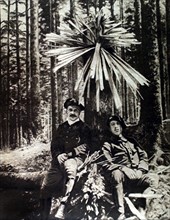 Première Guerre Mondiale. sur le front d'Alsace, chasseurs alpins au repos sous un sapin transformé en palmier par un obus