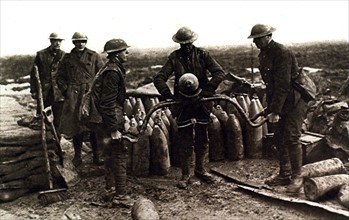 Première Guerre Mondiale. Sur le front anglais mise en service d'un brancard métallique servant à transporter les obus de gros calibre