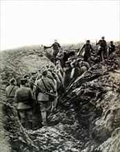 Première Guerre Mondiale. Au Chemin des dames, les soldats français emmènent les soldats allemands qu'ils viennent de capturer (1918)