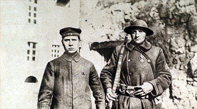 Première Guerre Mondiale. Un soldat américain décoré de la croix de guerre et son prisonnier allemand qu'il a capturé