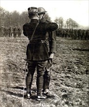 Première Guerre Mondiale. La remise de la croix de guerre à un capitaine américain en Lorraine