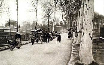 Première Guerre Mondiale. Population civile évacuée de la Somme sur les routes de l'Oise (1918)