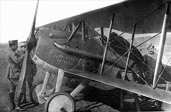 Première Guerre Mondiale. L'aviateur Nungesser (à gauche) et son appareil