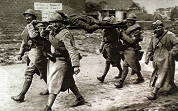 Première Guerre Mondiale. Sur le front, soldats français portant un soldat anglais blessé