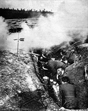 Première Guerre Mondiale. Sur le front, soldats américains dans une vague de gaz