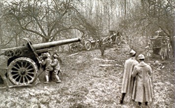 Première Guerre Mondiale. Sur le front, mise en place d'une batterie de 155 Schneider