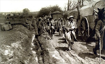 World War I. Wounded French soldiers cross a convoy on its way to the front (1918)
