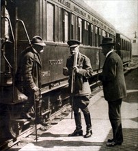 Première Guerre Mondiale. Le feld-maréchal sir Douglas Haig salue M. Clemenceau à son arrivée sur le front