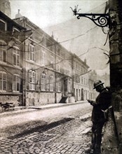 Première Guerre Mondiale. Une rue camouflée dans un village du front