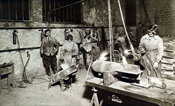 Making finned 240-mm bombs, 1918
