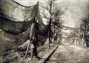 Première Guerre Mondiale. Camouflage d'une route aux abords du front