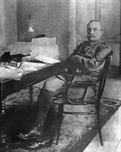 Première Guerre Mondiale. Le général Foch photographié à son quartier général