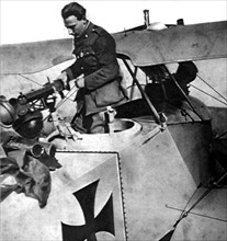 Première Guerre Mondiale. Un aviateur français inspecte un "Aviatik" qu'il a abattu (1915)