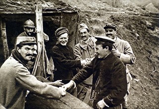 World War I. Escaped Russian soldiers fraternizing with French soldiers (1915)