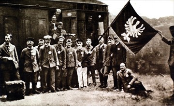 Première Guerre Mondiale. Prison de Belle-Ile. Prisonniers allemands, d'origine polonaise, présentant le drapeau polonais (1915)