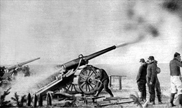 Première Guerre Mondiale. Sur le front de Champagne, canon de 155 long en action (1915)