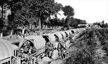 Première Guerre Mondiale. Halte d'un convoi sur la route de Mont-St-Eloi (1915)