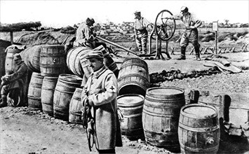Première Guerre Mondiale. Un poste de distribution d'eau en Artois (1915)