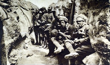 Première Guerre Mondiale. Cavaliers africains au repos dans une tranchée (1915)