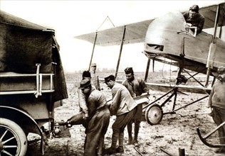 Première Guerre Mondiale. Préparation d'un raid par les aviateurs (1915)