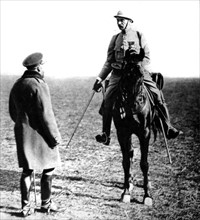 Première Guerre Mondiale. A l'issue d'une revue, près de Compiègne, le roi George V d'Angleterre félicite un général français (1915)