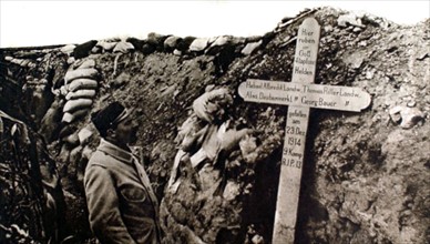 Première Guerre Mondiale. Tombe de quatre officiers allemands dans une tranchée reconquise en Champagne
