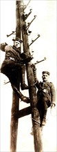Première Guerre Mondiale. Télégraphistes allemands occupés à rétablir une ligne (Décembre 1914)