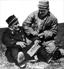 Première Guerre Mondiale. Un tailleur coud les galons d'adjudant aux manches de l'aviateur Védrines (1915)