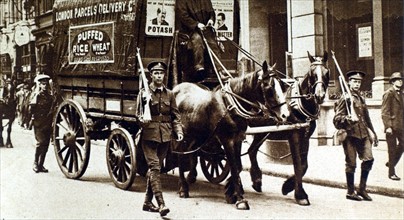 World War I. Territorial soldiers appear in the London streets (1914)